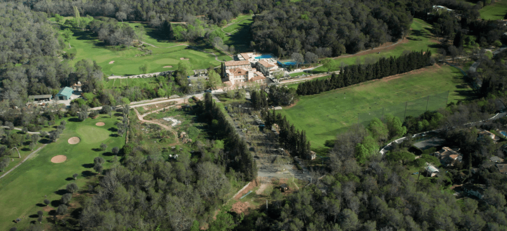 Vue aérienne, Château de la Bégude, hôtel 4 étoiles à Opio Côte d'Azur, Resonance Golf Collection