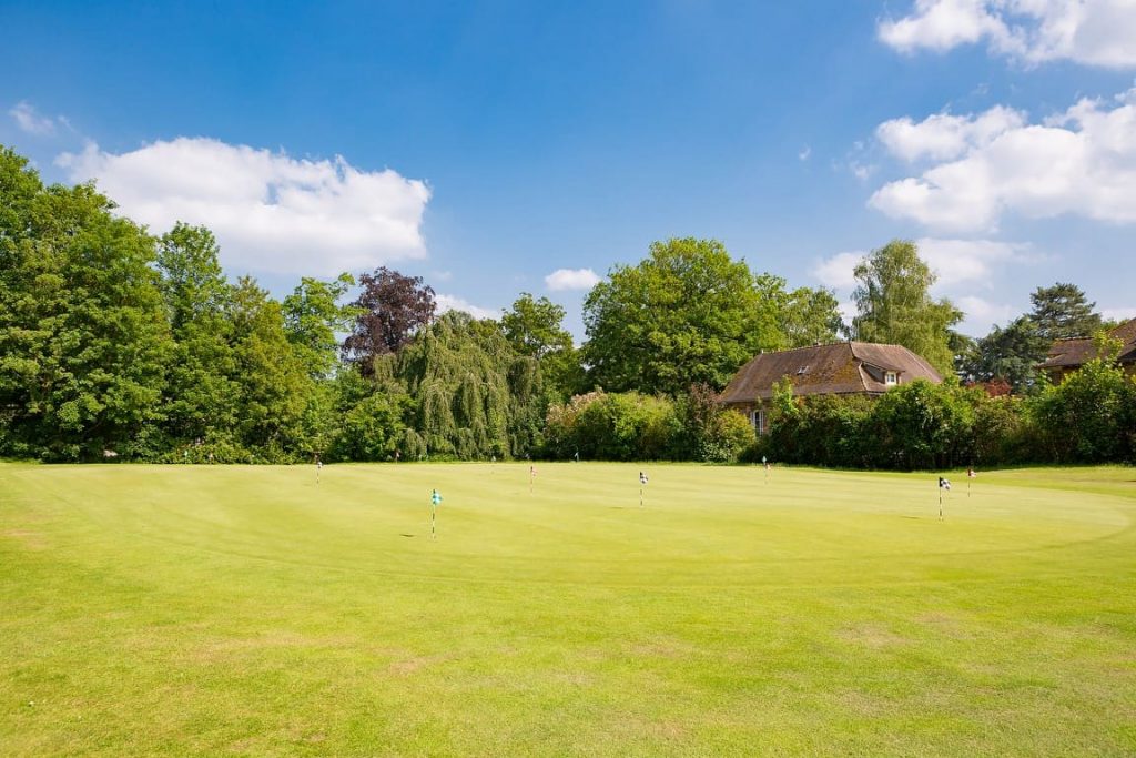 Zone entraînement au golf, putting green au Golf des Yvelines, Resonance Golf Collection