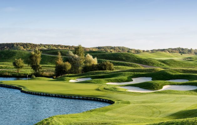 Le Golf National - At 35 km