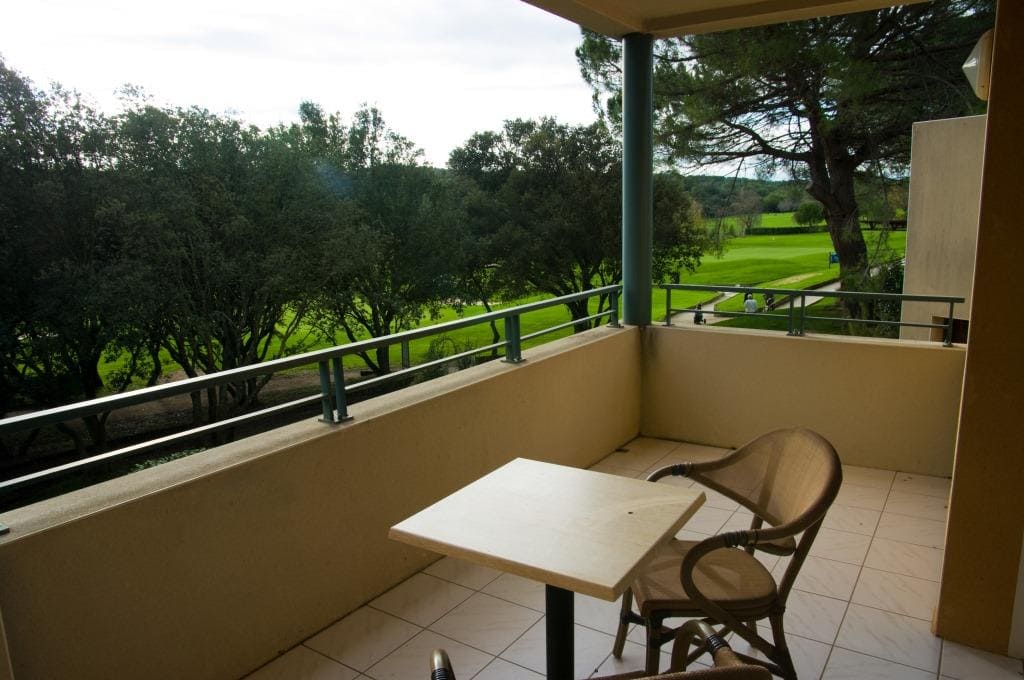 terrasse_chambre_golf_nimes_vacquerolles