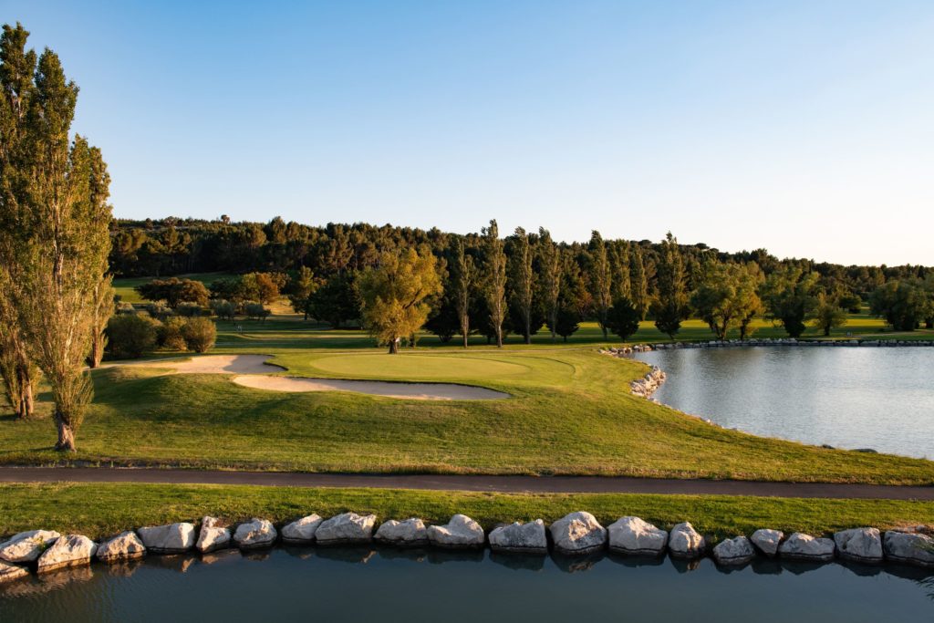 Parcours 18 trous dans les Alpilles à Mouriès, Golf de Servanes, Resonance Golf Collection