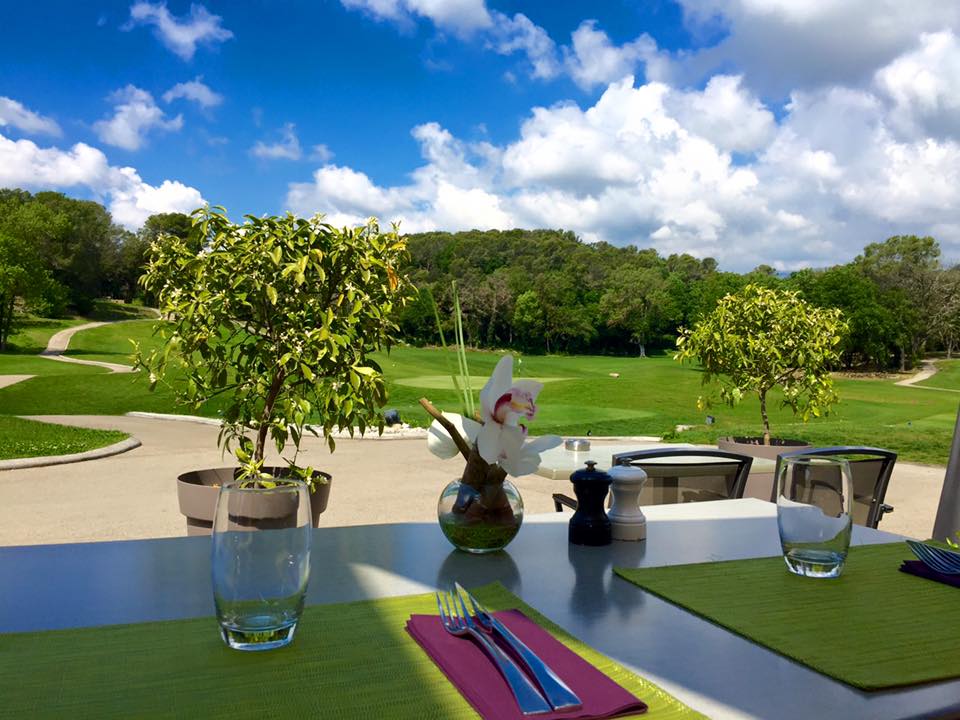 Restaurant à Opio (06), Brasserie La Bégude, terrasse restaurant du golf, Resonance Golf Collection