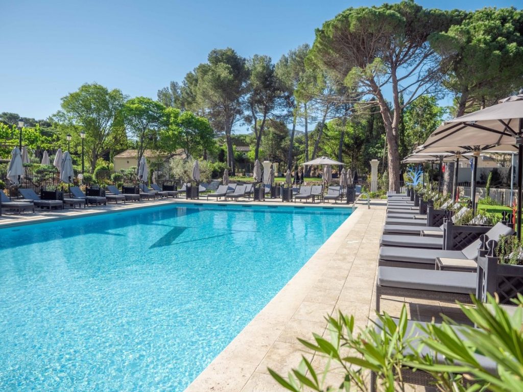 Profitez de la piscine extérieure de l'hôtel 4 étoiles du Vallon de Valrugues situé au cœur de la Provence