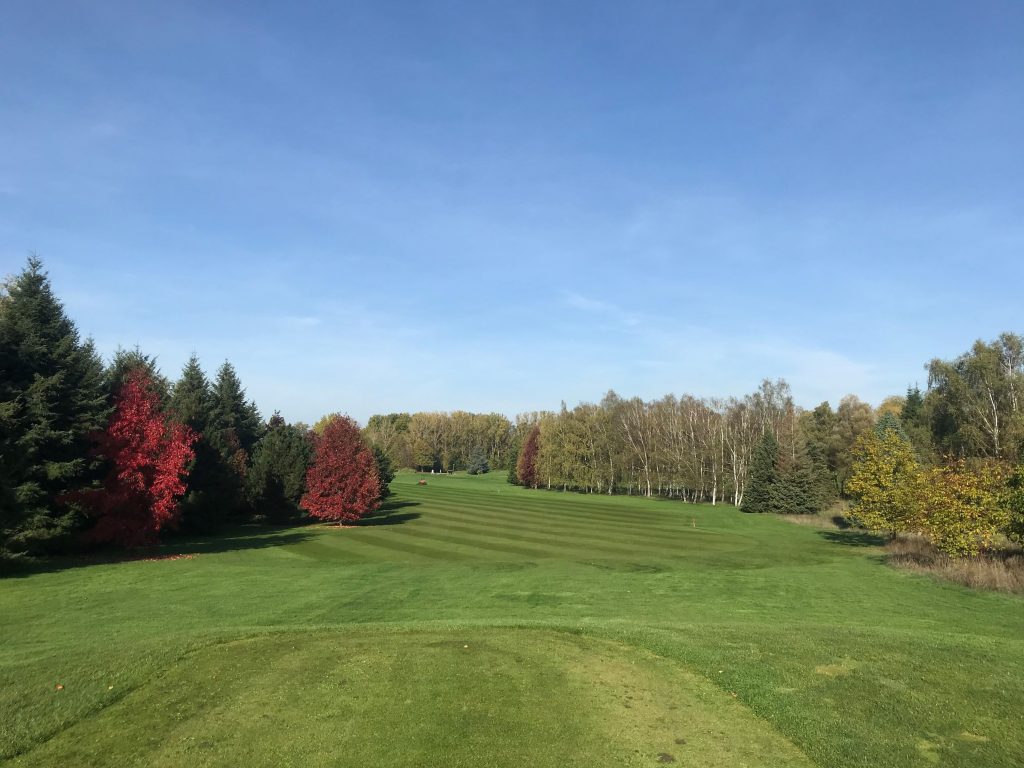 trou 9 golf de la grange aux ormes en automne - resonance golf collection