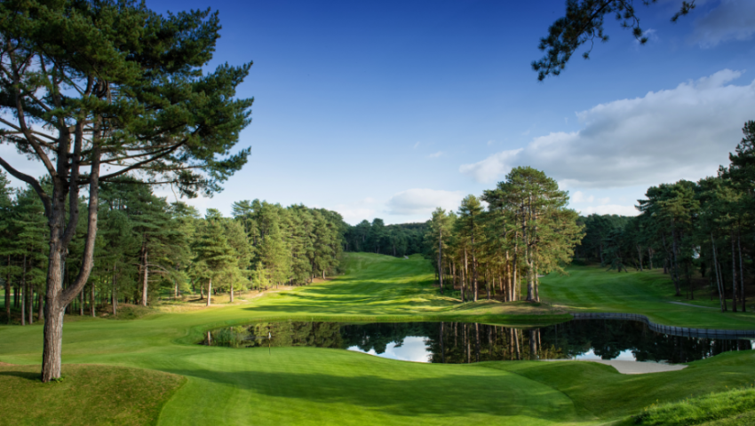 A seulement 2 heures de Paris, le Golf d'Hardelot avec son magnifique parcours 18 trous des dunes offre un jeu de golf de haute qualité