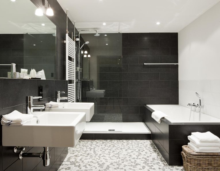 Vue d'une salle de bain équipée d'une douche à l'italienne et d'un baignoire moderne