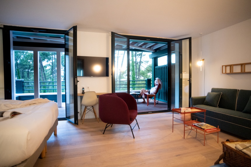 Vue de la chambre spacieuse et moderne de l'Hôtel 70 Hectares et l'Océan au cœur de la forêt landaise