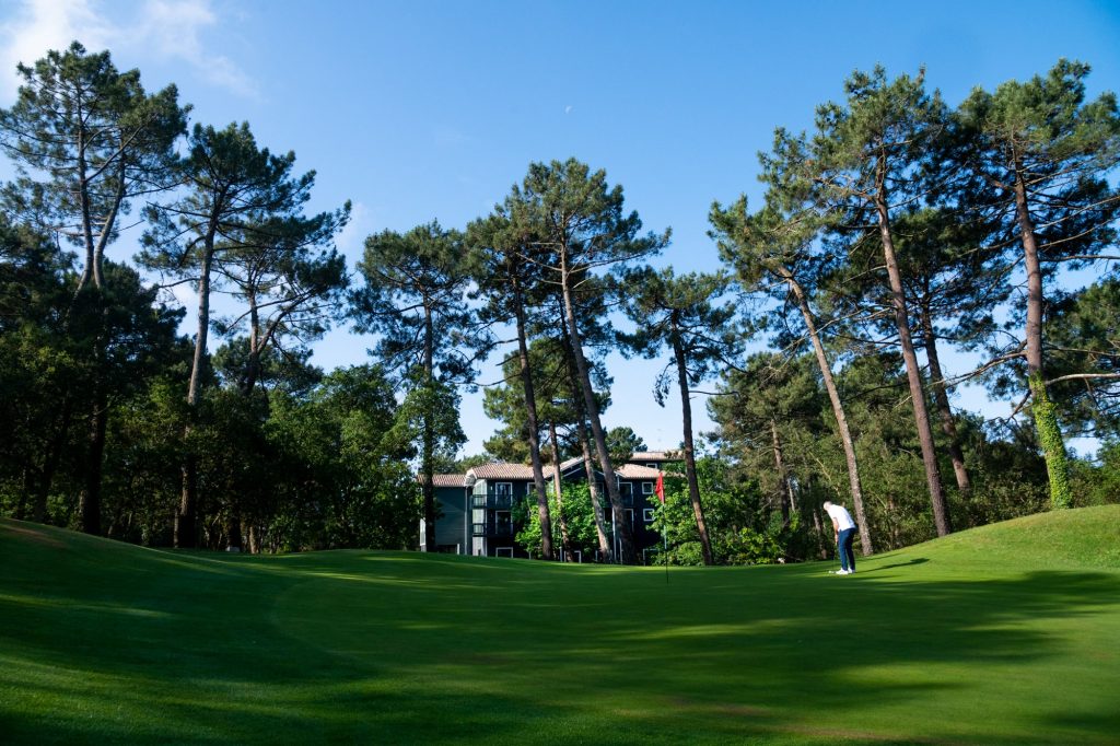 Le parcours 18-trous niché entre pins maritimes et dunes, à quelques kilomètres de l’océan Atlantique et situé à 35 minutes au nord de Biarritz, près de Hossegor.