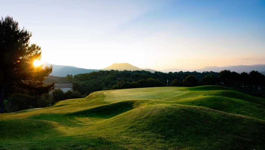 Marseille situé sur le Côte d'Azur est une des meilleures destinations de France pour golfer