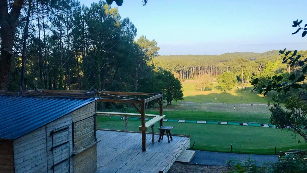 La terrasse de KBANE oofre une vue imprenable sur la Zone d'entraienment du Golf de Seignosse