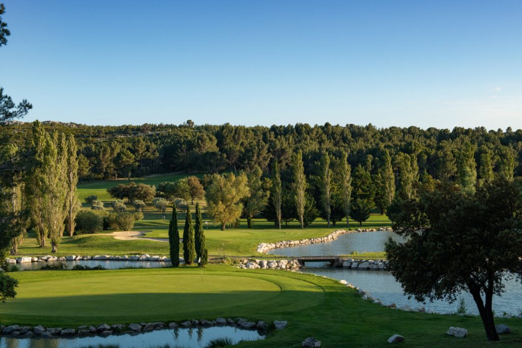 Vue sur le parcours 18 trous du Golf de Servanes situé sur le Parc naturel des Alpilles en Provence