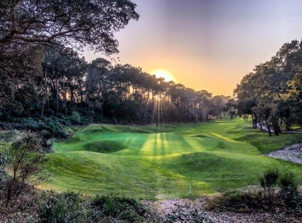 Golf de Seignosse, un parcours 18-trous niché entre pins maritimes et dunes, à quelques kilomètres de l’océan Atlantique et situé à 35 minutes au nord de Biarritz, près de Hossegor.