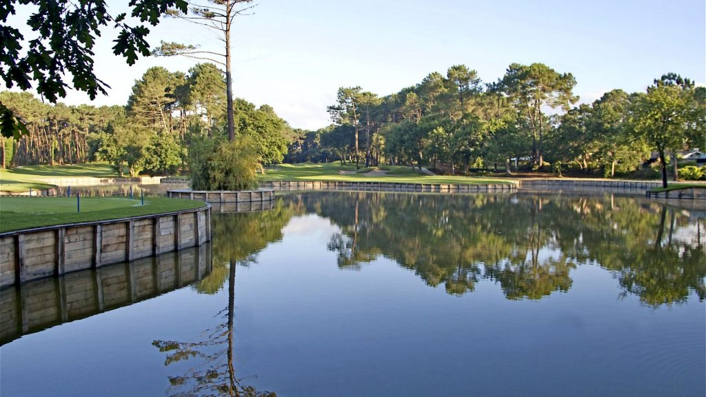 Vue du plan d'eau sur le Parcours 18 trous lors de votre séjour golf à l'Hôtel 70 Hectares et l'Océan pour des vacances sur la Côte Ouest