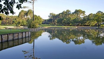 Vue du plan d'eau sur le Parcours 18 trous lors de votre séjour golf à l'Hôtel 70 Hectares et l'Océan pour des vacances sur la Côte Ouest