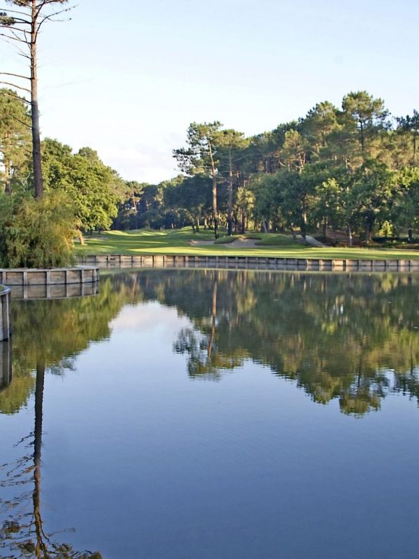 Vue du plan d'eau sur le Parcours 18 trous lors de votre séjour golf à l'Hôtel 70 Hectares et l'Océan pour des vacances sur la Côte Ouest