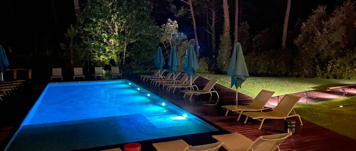 Vue de la piscine 70 Hectares et l'Océan de nuit situé sur la Côte Landaise (40)