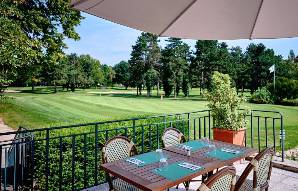 Discover the new terrace of the Golf d'Ormesson restaurant