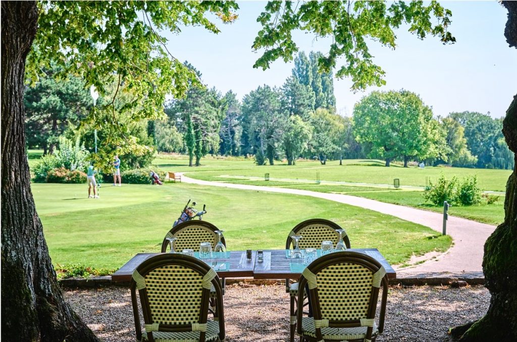 Restaurant à Ormesson-sur-Marne (94), vue sur le Golf d'Ormesson, Val-de-Marne, Resonance Golf Collection