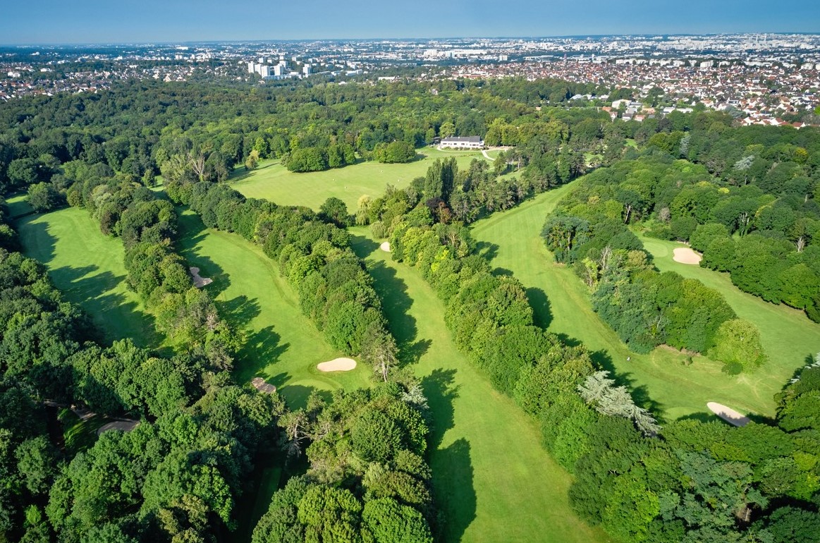 Spend an unforgettable moment on the 18-hole course of the Golf d'Ormesson