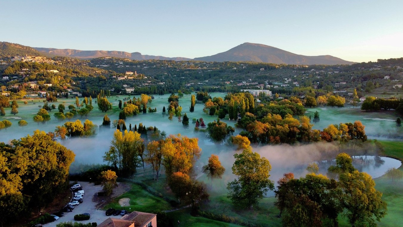 Destination de provence idéale pour jouer au golf en automne sur le parcours 18 trous du Golf de la Grande Bastide