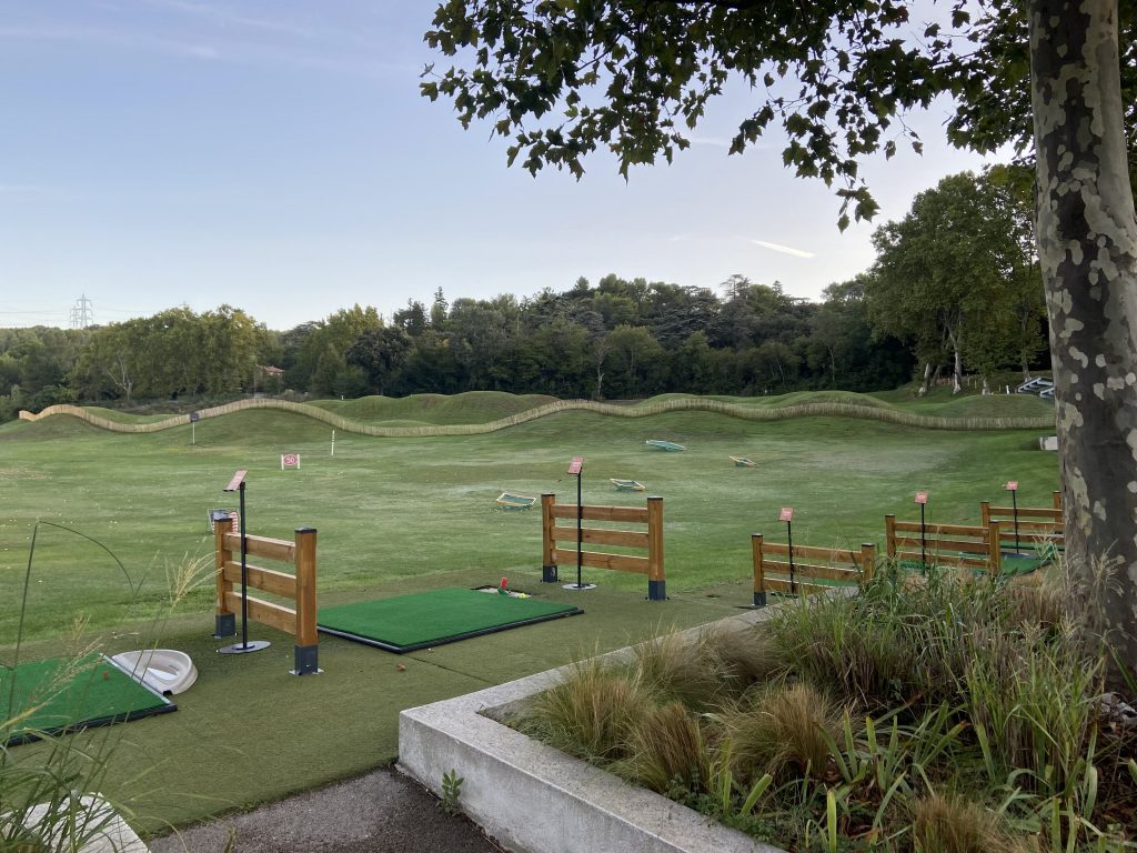 L'homme Joue Au Golf Sur Un Simulateur De Golf Et Se Prépare À Frapper. L' écran Signifie Des Informations Sur Le Balancement Et La Portée De L'impact  Banque D'Images et Photos Libres De