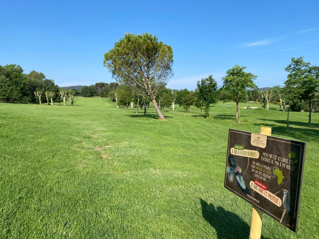 Panneau biodiversité, ludiques et pédagogiques qui répertorient les espèces vivantes sur le Golf Sainte Baume, Resonance Golf Collection