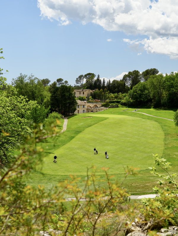 Haut rough et rough fleuri favorable à la biodiversité sur un golf, Resonance Golf Collection