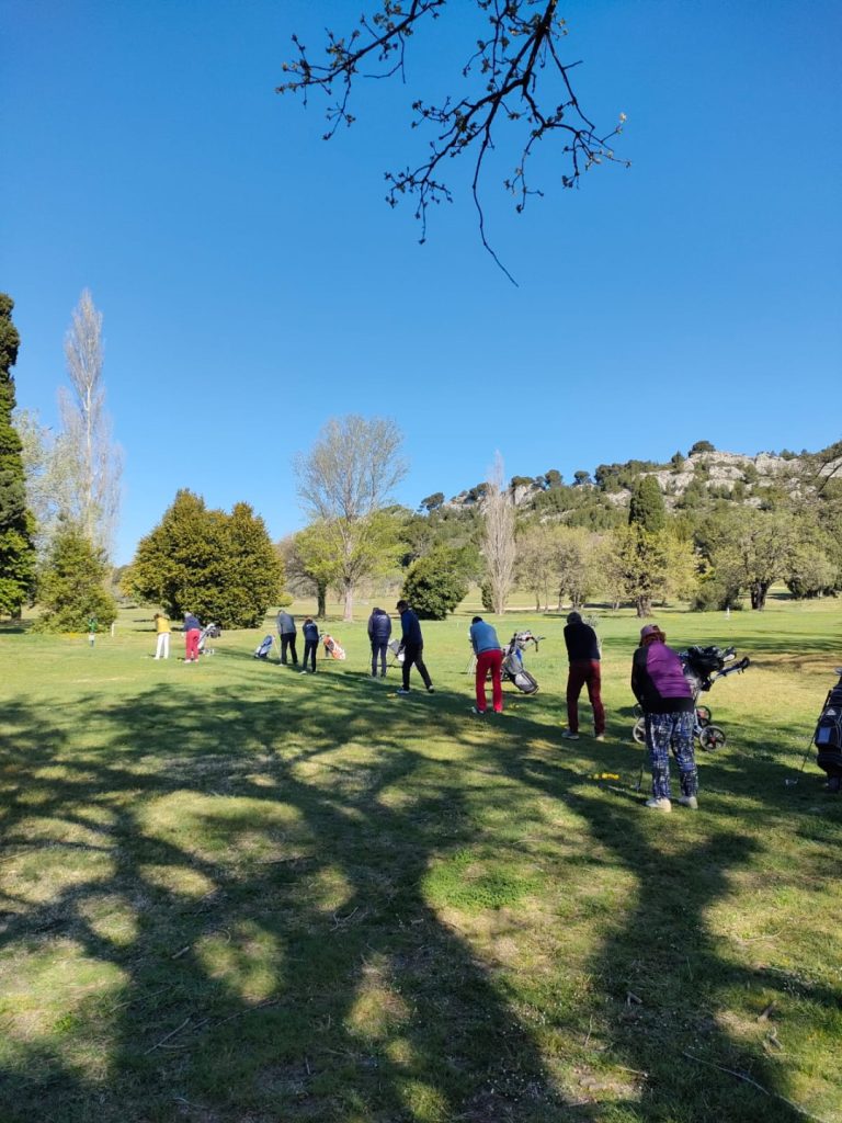 Notre formule de cours collectif pour débuter le golf comprend 40h par an et d'autres avantages, Resonance Golf Collection