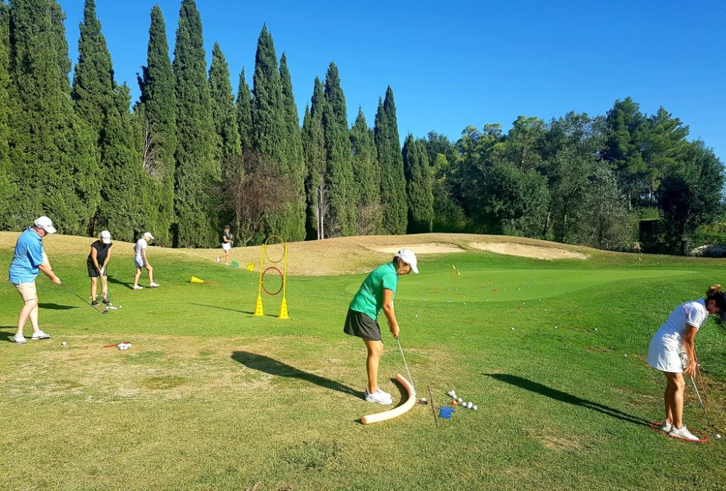 Débutez le golf en toute tranquillité en suivant des cours de golf collectif avec nos enseignants, Resonance Golf Collection