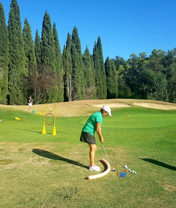 Débutez le golf en toute tranquillité en suivant des cours de golf collectif avec nos enseignants, Resonance Golf Collection