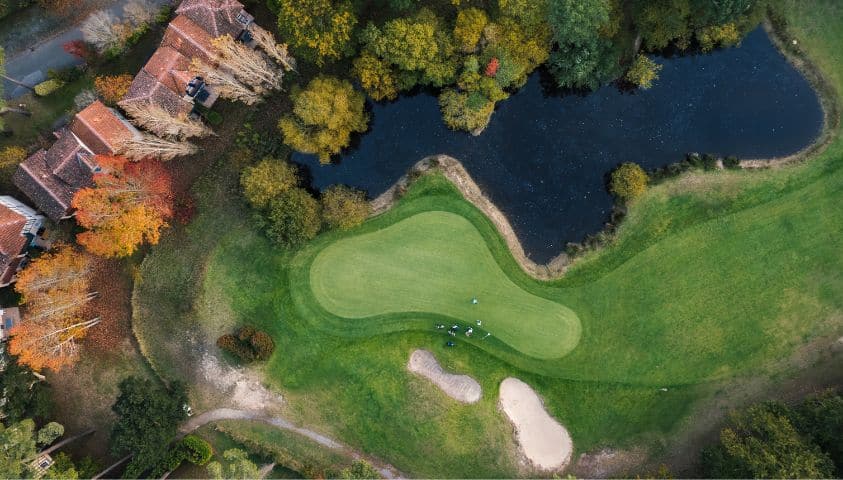 Vue aérienne du trou n°9 du Golf de Moliets avec la forêt aux teintes automnales.