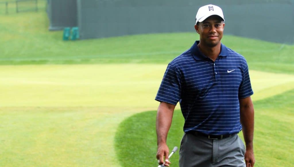 Portrait de Tiger Woods tenant un driver
