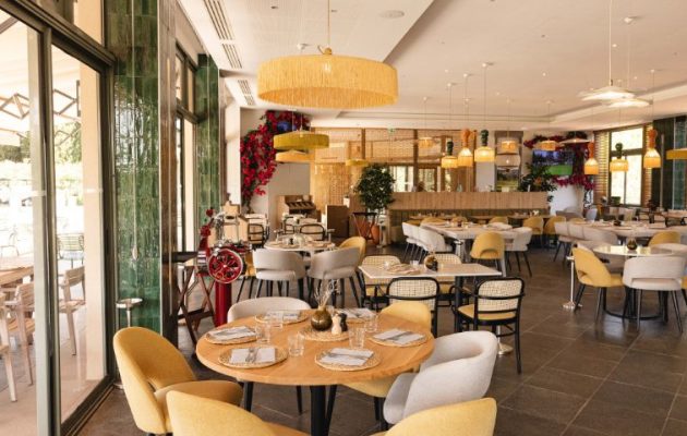 Salle intérieure chaleureuse du restaurant Victoire au Golf de la Grande Bastide.
