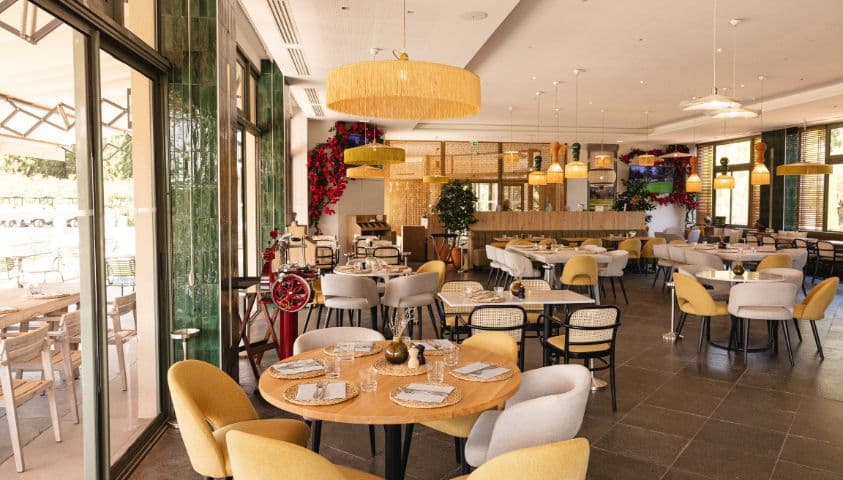 Salle intérieure chaleureuse du restaurant Victoire au Golf de la Grande Bastide.