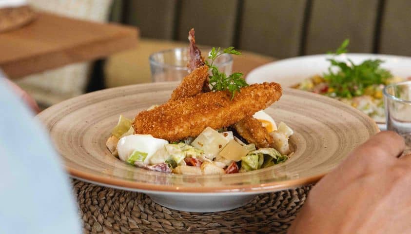 Plat raffiné aux produits locaux servi au restaurant Victoire.