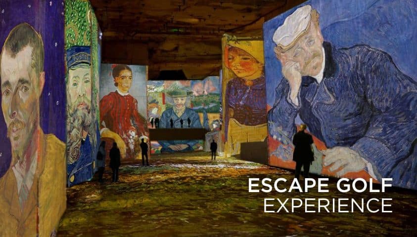 Golfeur participant à une visite guidée ou une activité culturelle après sa partie de golf.