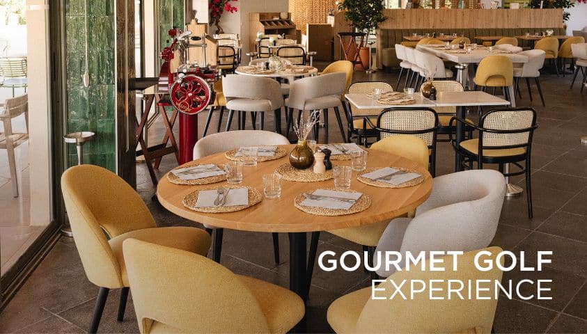 Golfeur dégustant un repas gastronomique et une coupe de champagne après sa partie.