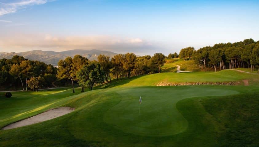 Parcours de golf de la Bastide de la Salette, entouré de collines et de paysages pittoresques.