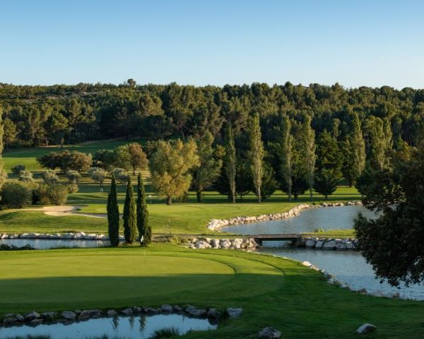 Parcours de golf de Servanes, situé dans les Alpilles, offrant un cadre naturel et raffiné pour le jeu.