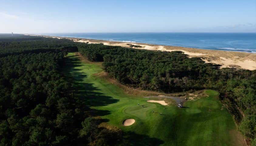 Parcours de golf de Moliets, au bord de l’océan Atlantique, offrant un cadre naturel et raffiné.
