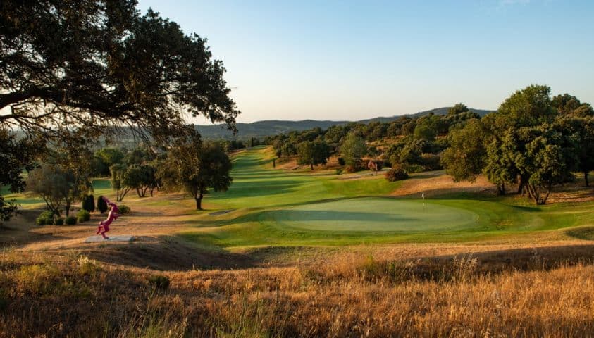 Parcours de golf de Roquebrune, entouré de paysages méditerranéens, entre mer et verdure.