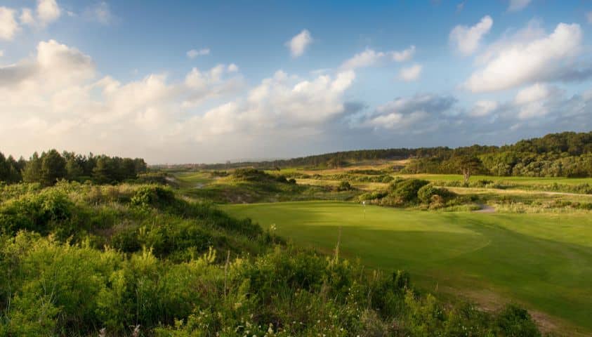 Parcours de golf du Touquet, entre forêt et mer, offrant un cadre naturel et élégant pour les golfeurs.