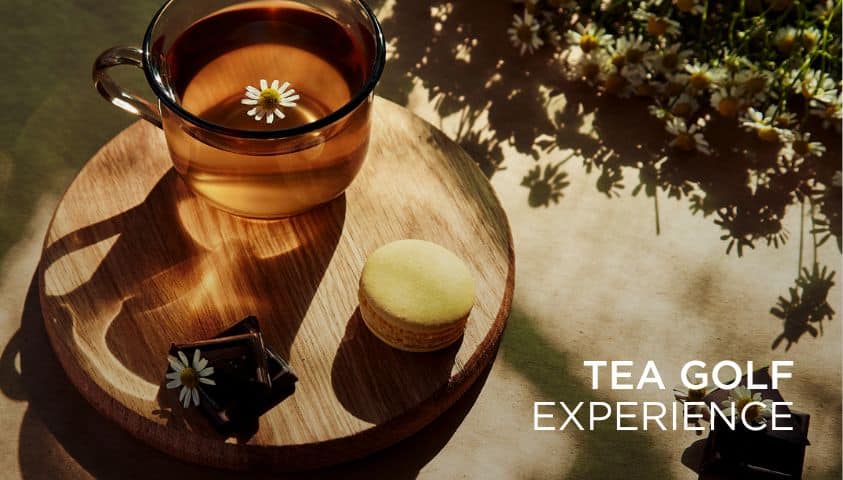 Golfeur profitant d’un tea time après sa partie, avec thé, café et pâtisseries haut de gamme.