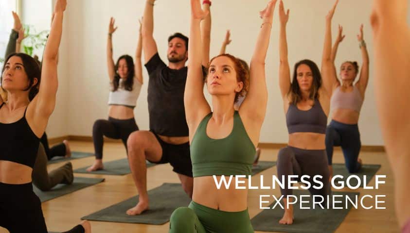 Golfeur se relaxant dans un spa ou pratiquant le yoga après une partie.