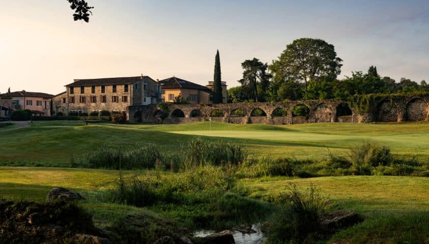 Parcours de golf sur la Côte d’Azur avec vue sur les collines et fairways verdoyants.
