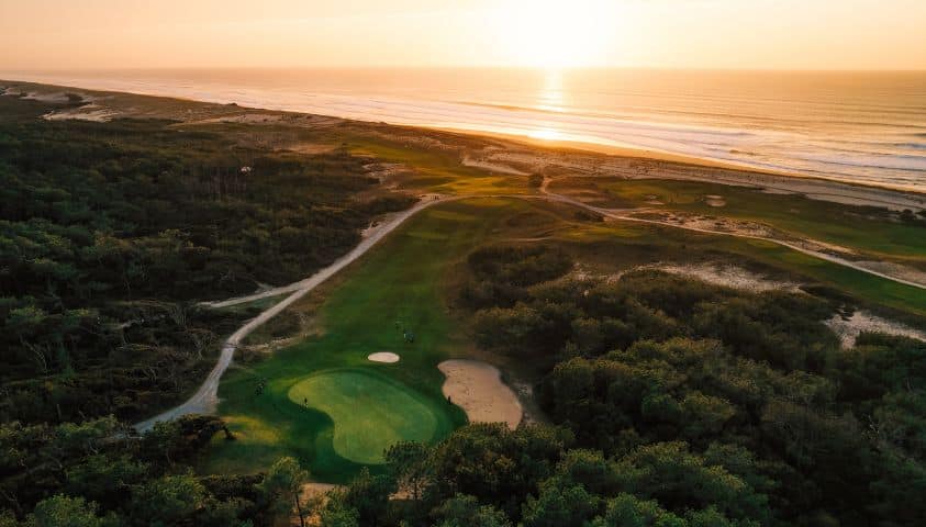 Parcours de golf en automne sur la Côte Landaise avec pins et lumière dorée.