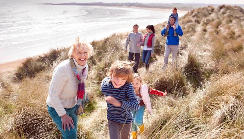 Famille marchant dans les dunes de la Côte d’Opale