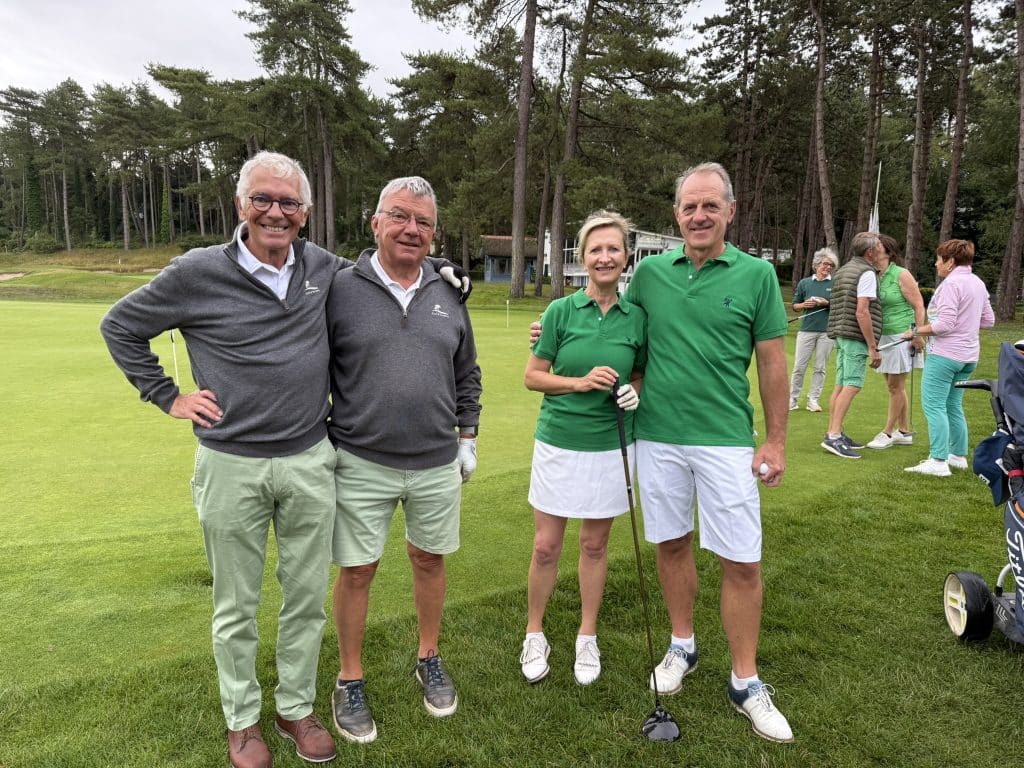 Equipe de joueurs de golf à la compétition Trophée Resonance Golf Ecologie